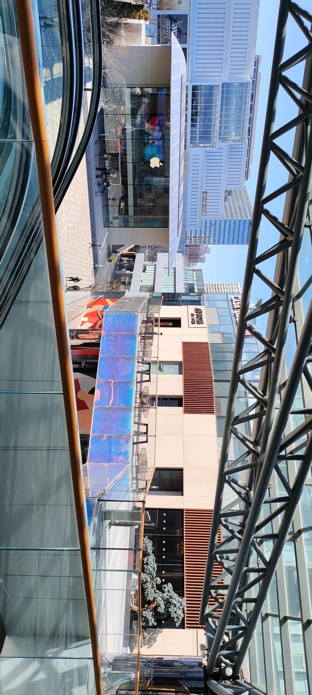 现代建筑与玻璃幕墙的完美融合，感受都市的繁华与科技的魅力。