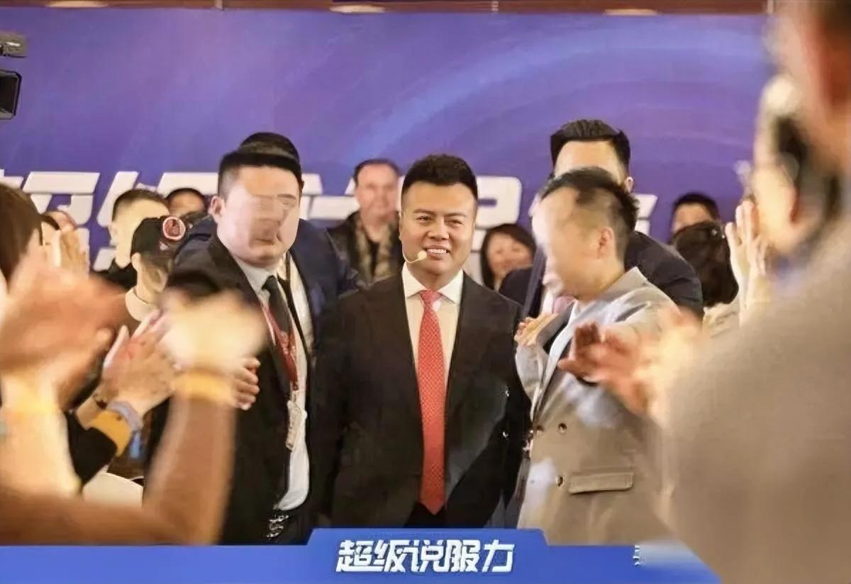高中文凭敢称亚洲大师？

点开才知是场荒诞骗局！

一个高中毕业的人，竟自封“亚