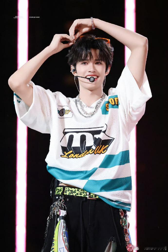 张极好久不见的啵啵 张极和啵啵的互动真的越看越爱，久别重逢的画面太甜，全世界最治