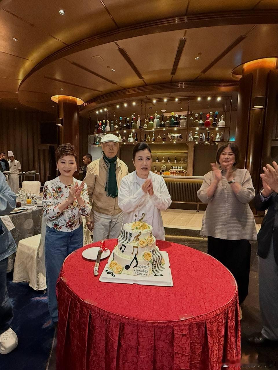 即將於本月28日迎來79歲生日的「阿姐」汪明荃，近日與老公羅家英一同出席張德蘭澳
