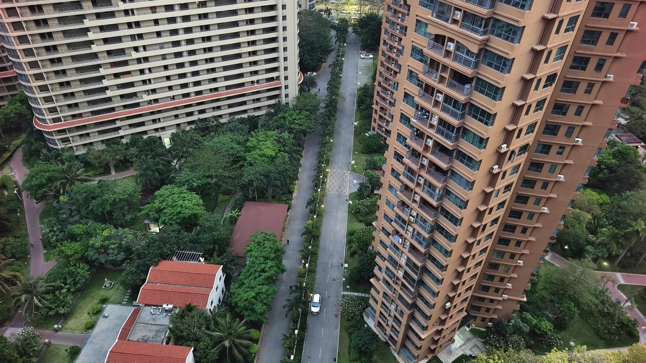 几分钟前和小胖在楼下走圈，边走边和小胖说说笑笑，只听篱笆墙之外另一个小区的大哥高