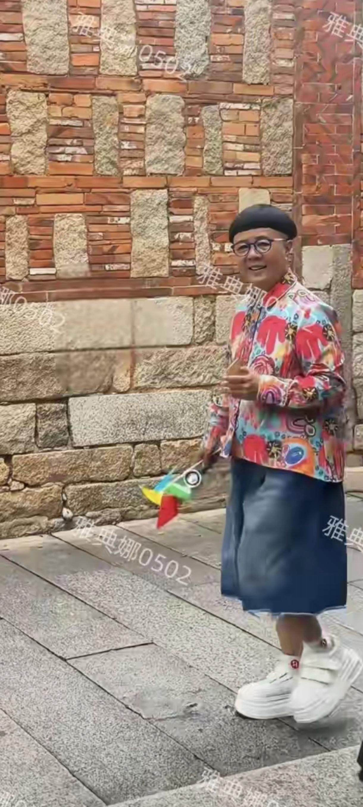 金龟子还梳着锅盖头呢！人老心不老！个矮鞋跟高。