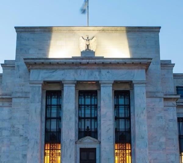 市场为啥觉得美联储会降息到2027年？不光看当下数据，更多是提前考虑AI对就业和