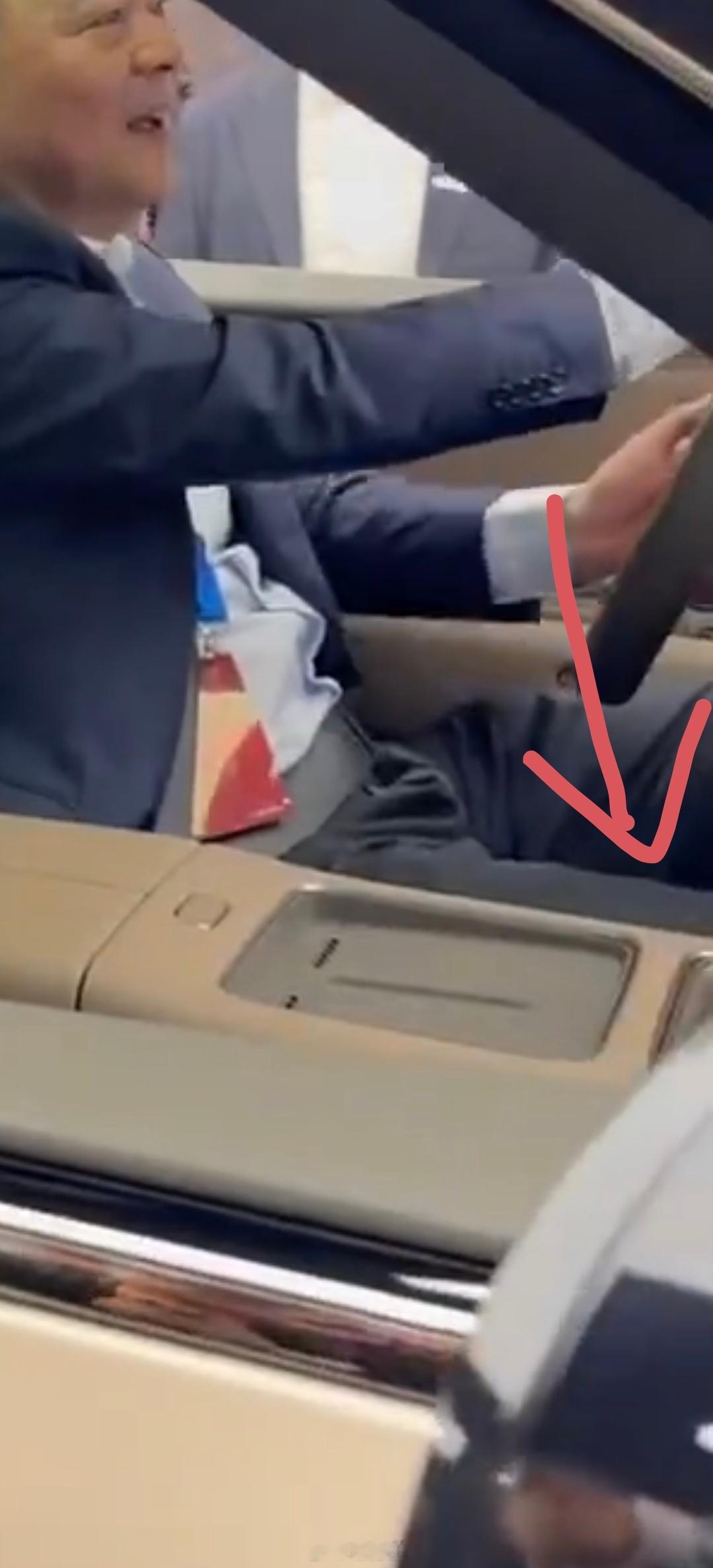 刚发现一个细节，前排杯架调整到充电面板前方了，充电面板离人更近了，而且也有了点倾