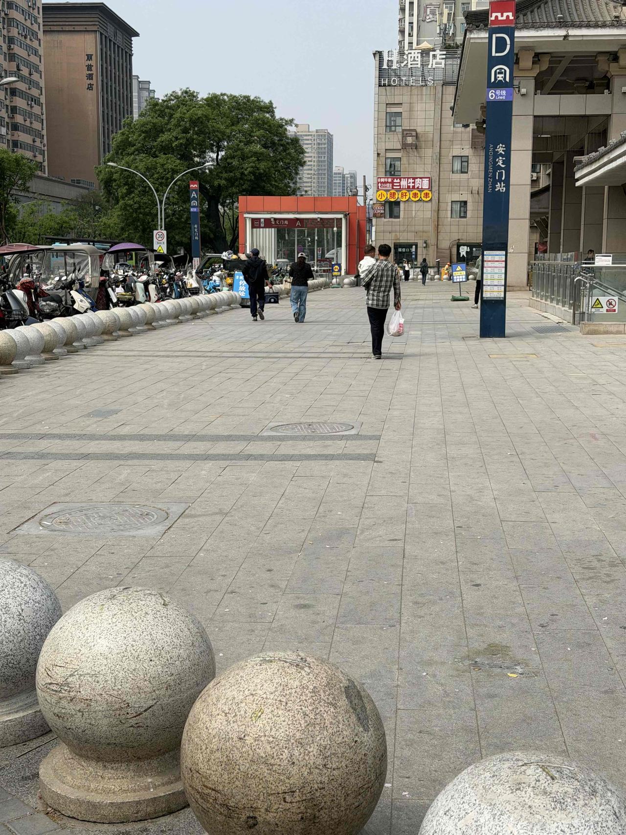 今天上午，我去西关正街买蜂蜜，路过西门外时，惊喜地看到，之前为挡电动二轮车，而摆