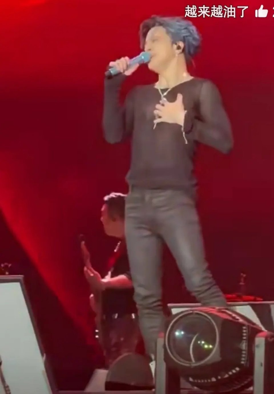 薛之谦演唱会越来越迷惑了，现在是流行演唱会穿透视装了？ ​​​