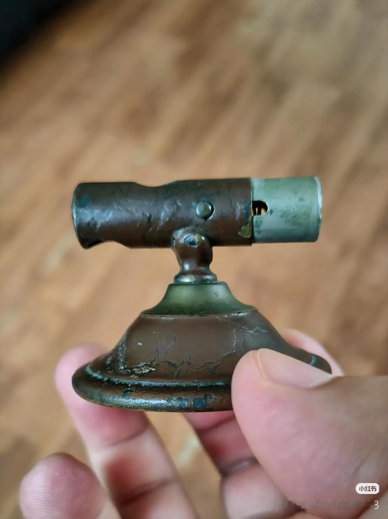 家翻出个怪玩意儿，谁见过？
 家人们谁懂啊！翻老箱子翻出个离谱东西！
圆滚滚的身