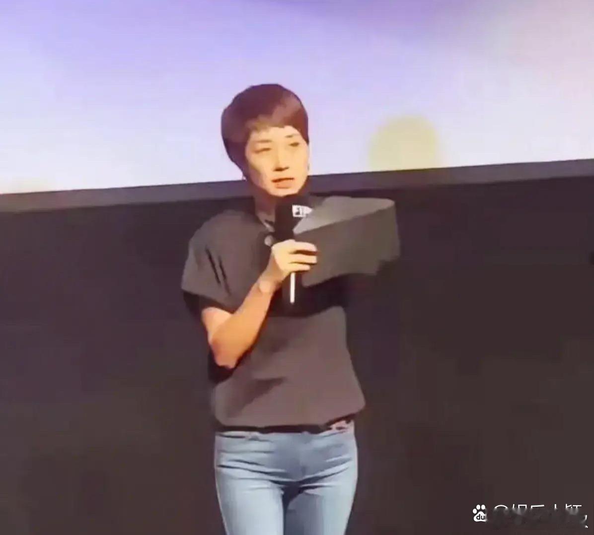 许多人都说马伊琍的牛仔裤穿反了，怎么可能。这就是有一种时尚叫我不懂，但很受震撼吧