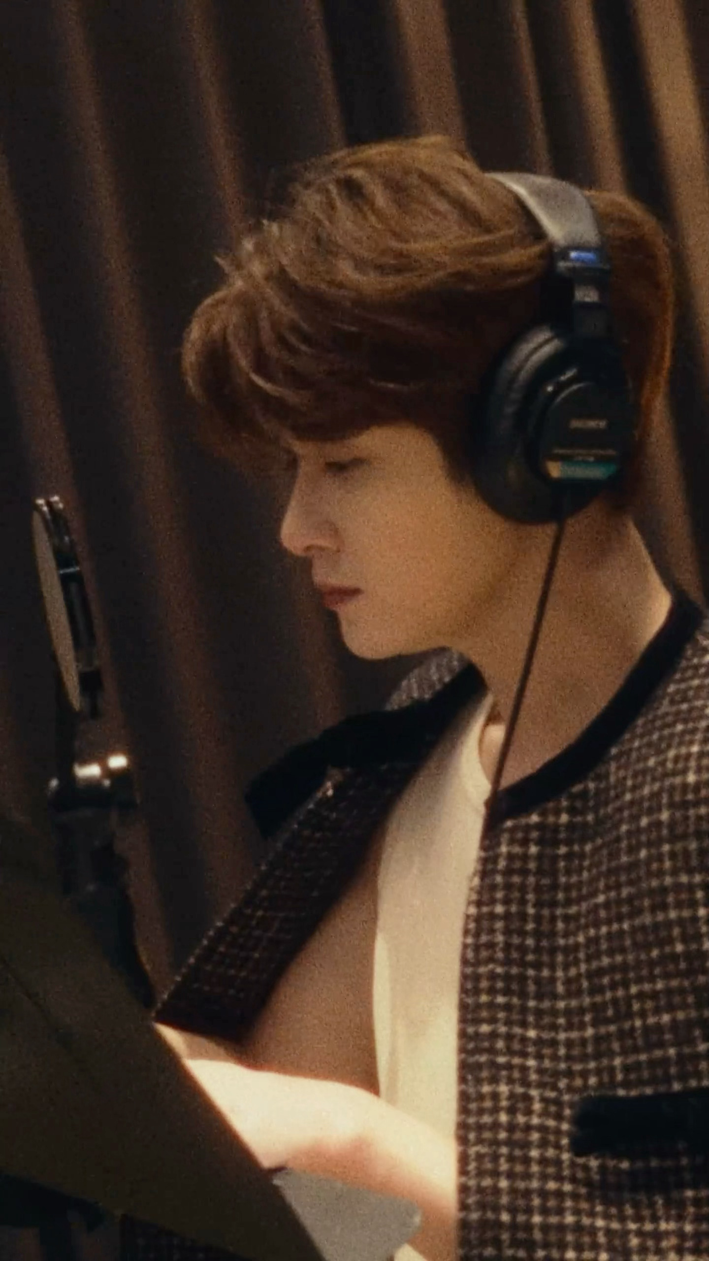 就是这种暗戳戳的勾引😇😇😇，要么半脱不脱的，要么被东西挡住一点点 