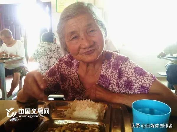 九十三岁美食博主毛秀英仙逝，全网百万粉丝纷纷悼念。这位被网友亲切唤作老仙女的江苏