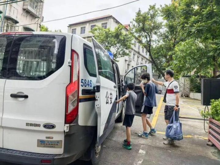 广州荔湾，俩男孩千里迢迢来投奔亲戚过暑假，结果亲戚竟把他俩丢在出租屋跑去深圳打工