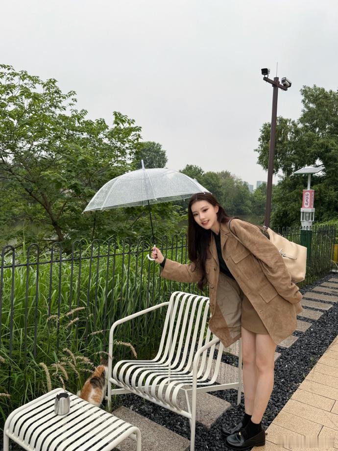 王鹤润给小猫撑伞王鹤润雨天遇小猫很难不被这种细碎温柔打动，下雨也没有匆匆离开，撑
