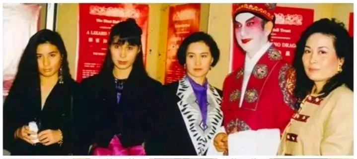 这戏剧小生是赌王扮演的吧？也就赌王有这样的眼神，炯炯有神，坚毅智慧，好一位俊朗男