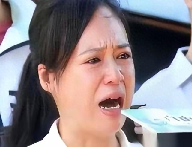 "中国越制裁我，我就越反华！"说这话的女人，两年前还穿着职业装站在深圳的法庭上为