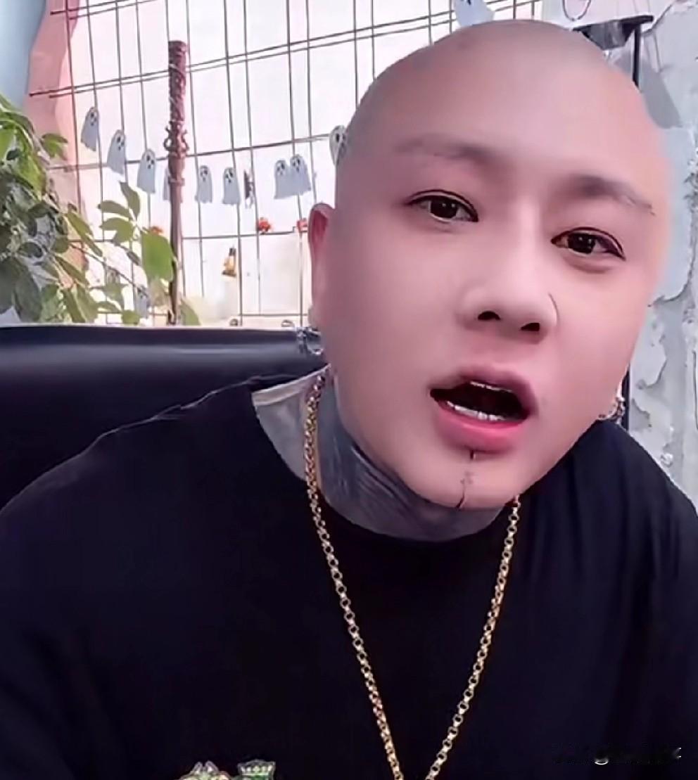 散打爆料方丈停播原因，他直播间剩两三万人不敢播了，丈门粉丝劝劝方丈吧别自s了，给