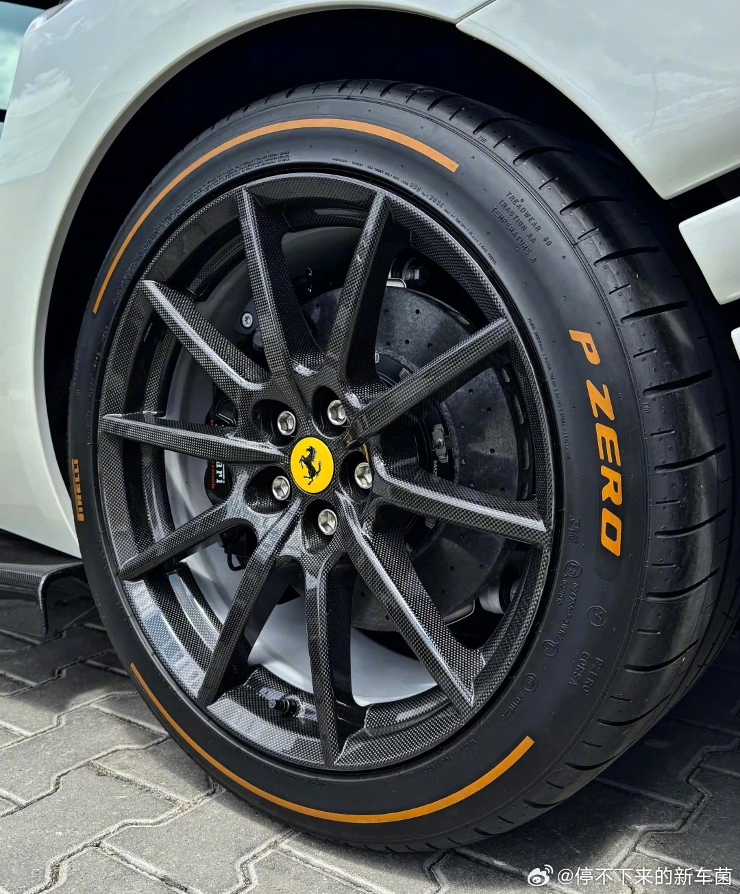 Ferrari 812 Competizione，好适合夏天的配色 