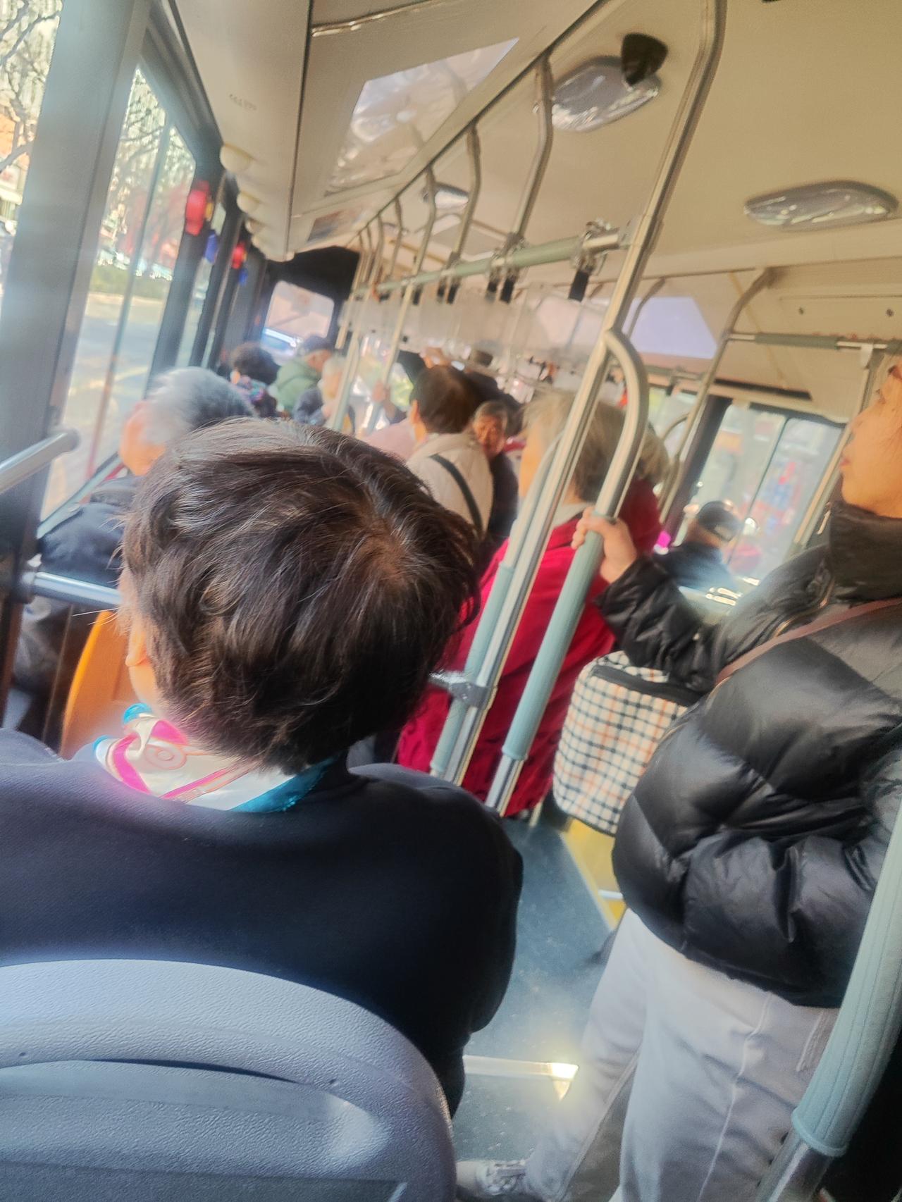 不出门不觉得，看看公交车上都是老人，我看了看，有一个比我年轻的，有一个和我相仿的