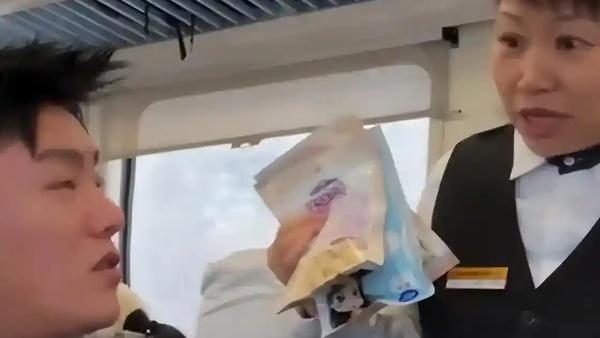 11月24日，K1393次列车上的外包售货员周某华因与网红博主热情互动（包括交换