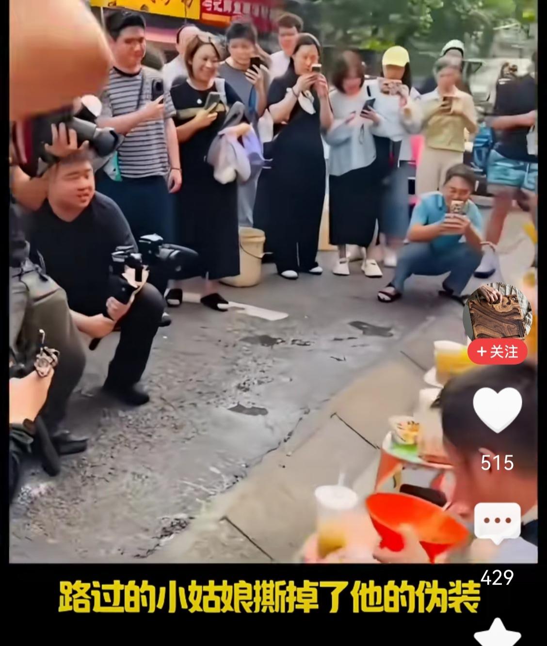 小女孩刚学了“皇帝的新衣”这一课，活学活用。