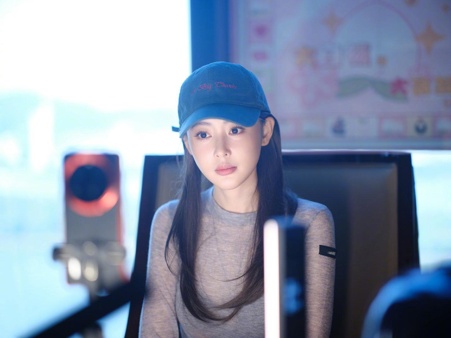 张天爱碎片日常照张天爱和棉花娃娃合照张天爱碎片日常照来啦！不管是短发还是长发，都