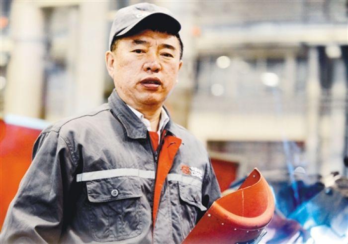 李万君（1968年出生），男，汉族，中共党员，毕业于长春客车厂职业高中。自198