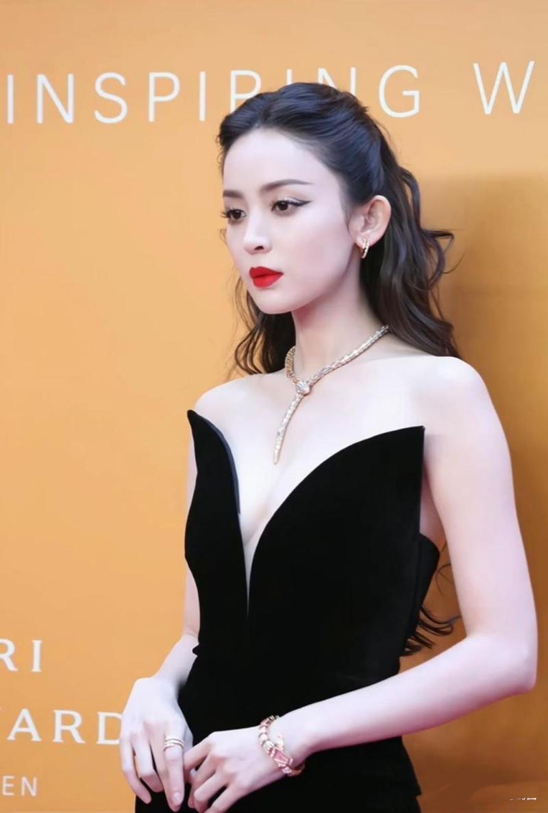 古力娜扎在巴黎时装周大放异彩！从深V蕾丝黑纱裙到不对称高领黑裙，她以“叛逆优雅”