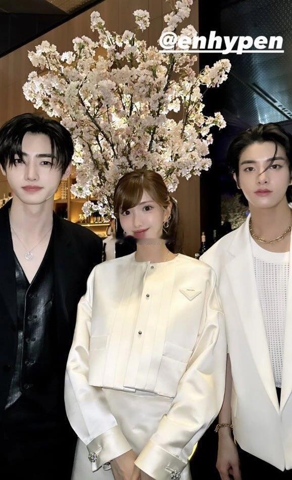 韩国男团ENHYPEN和日本女优合影，结果粉丝不高兴质问“你们知道她是谁嘛？”，