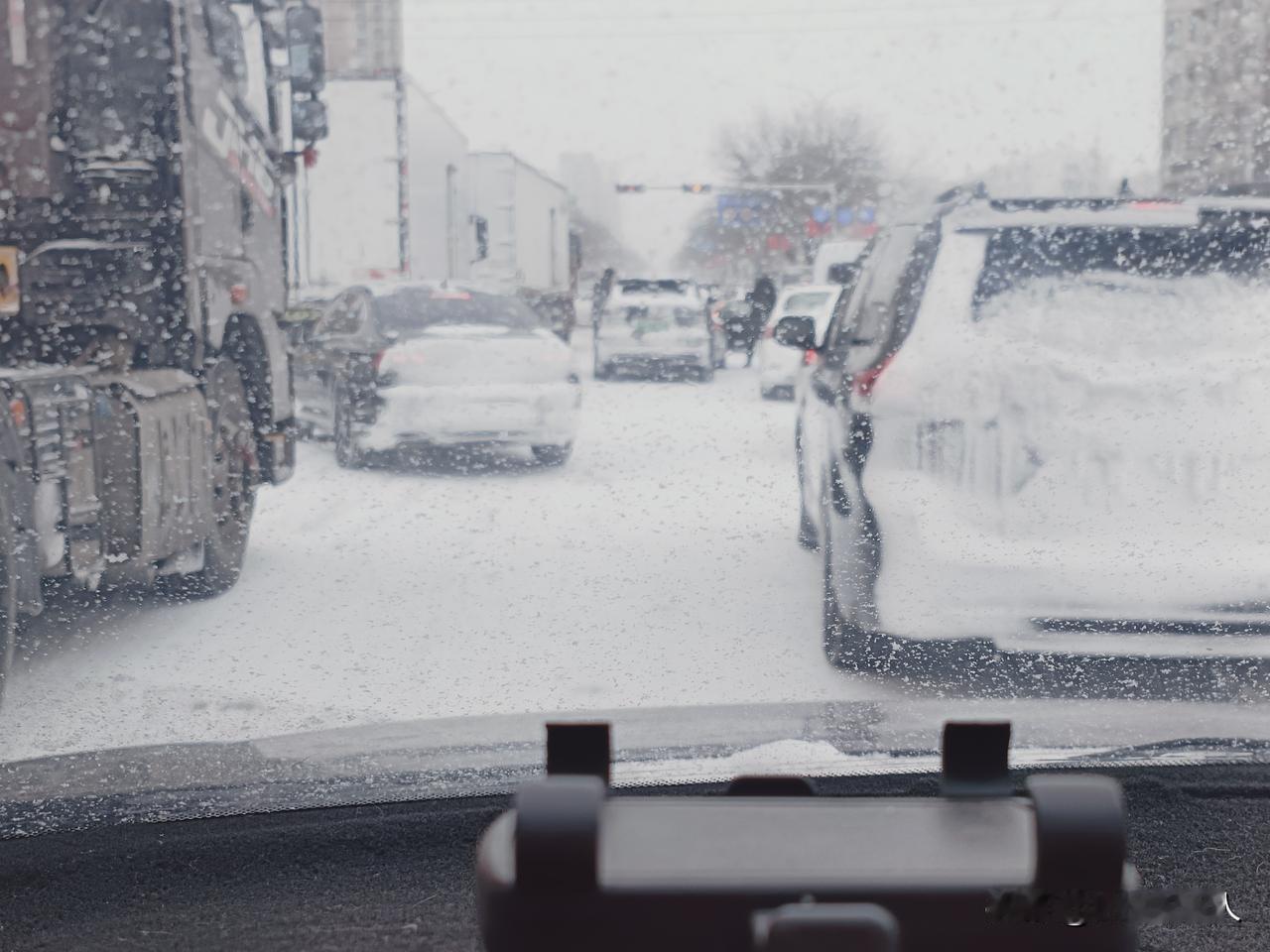 这大雪下的车都不敢开了，全是事故呀！