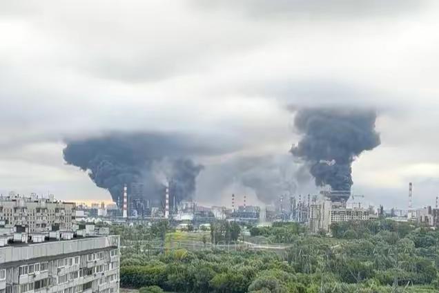 莫斯科的炼油厂依然浓烟滚滚。
      今天，莫斯科炼油厂依然大火燃烧，看来还