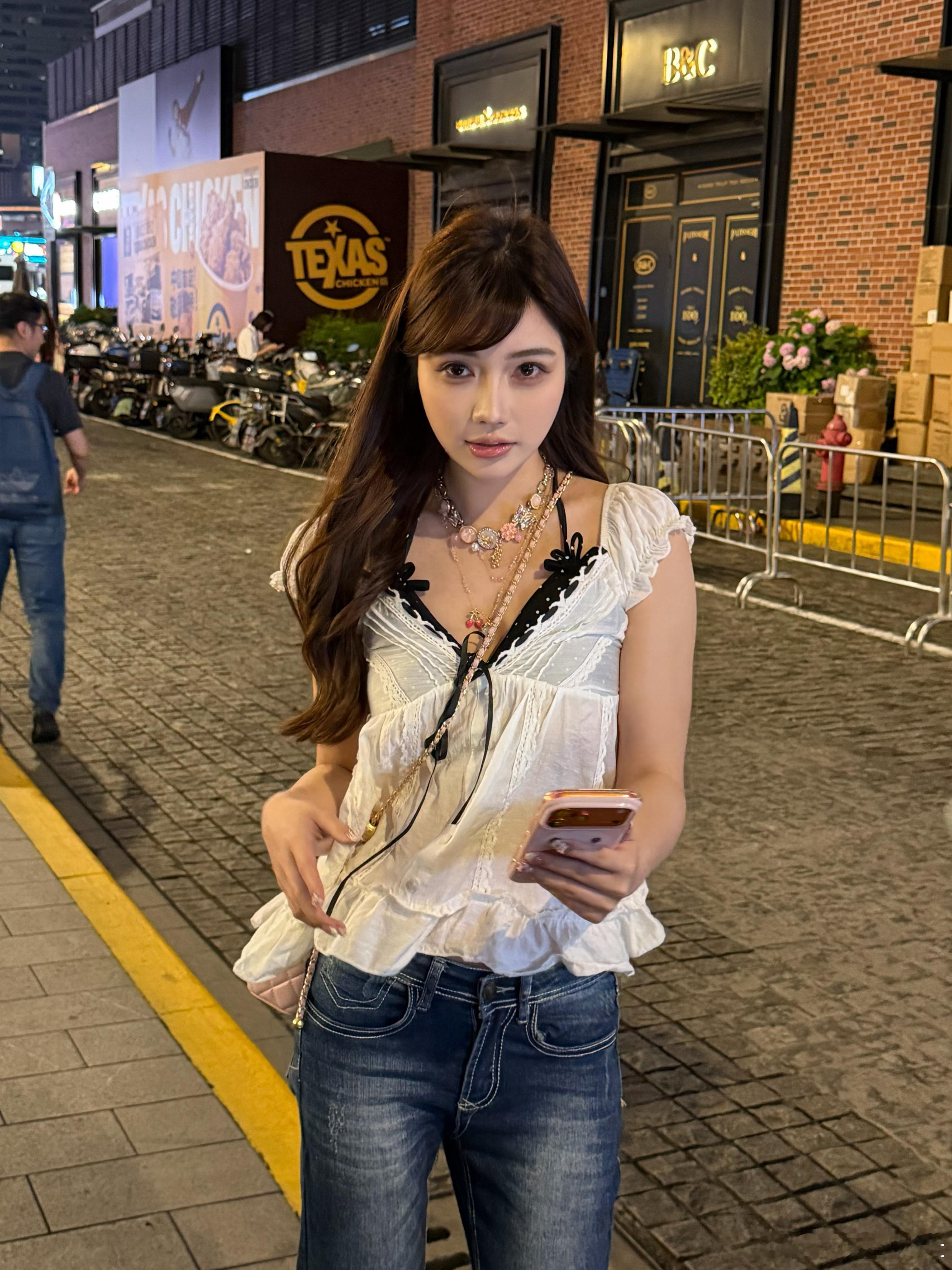 消费升级，香港满大街随处可见iPhone 17 Pro Max！ 
