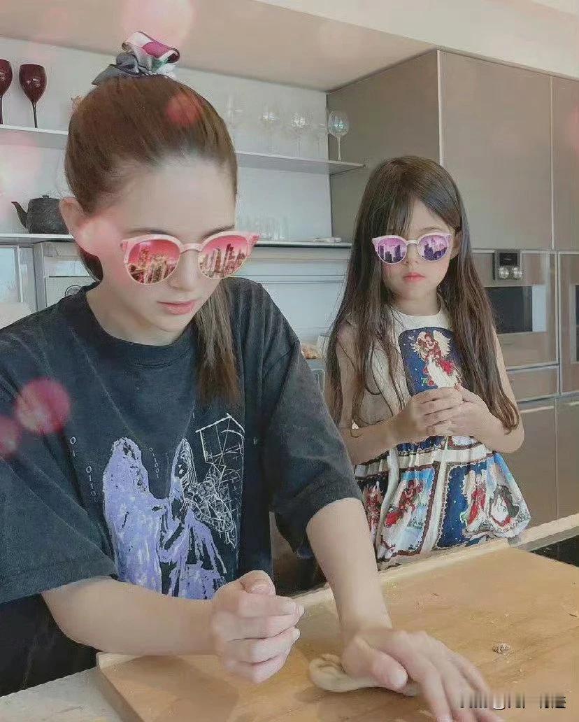 周杰伦娶了那么漂亮的混血美女昆凌，本来还指望她能改善一下周杰伦的基因呢？
但看来