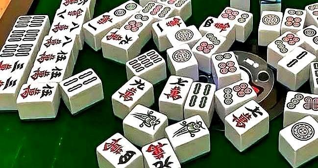 工资还没发，麻将先输光
 
昨天两位常客结账时说：再打就是傻。老板娘点头，说年轻