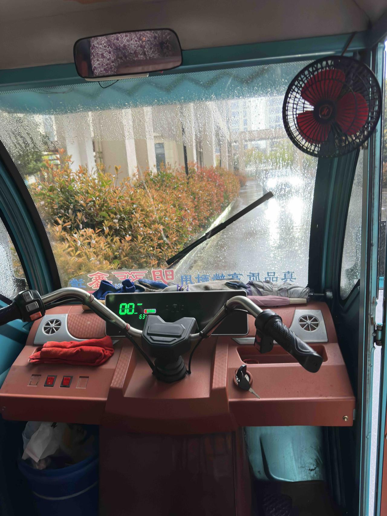 大雨中推着母亲的轮椅，滴滴打车上下车，就一次我就受够了！

上周五陪护母亲做完透