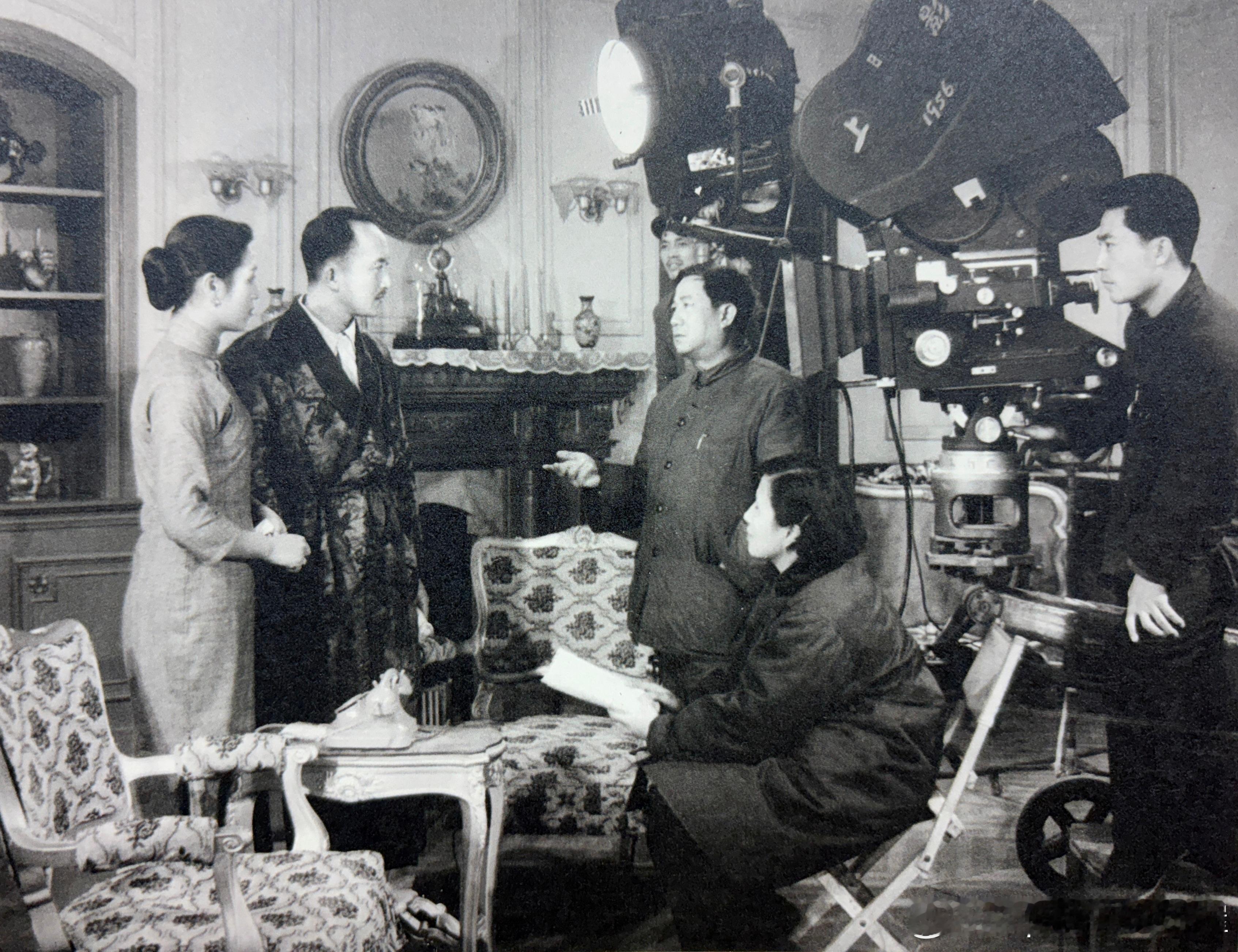 1957年电影《不夜城》工作照，中间是导演汤晓丹，左二孙道临饰演的民族资本家张伯
