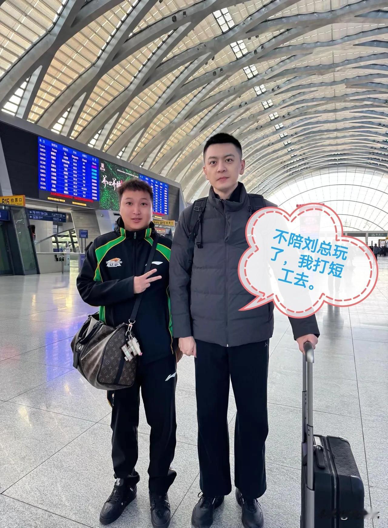 NBA直接间“双杨会”
杨毅：杨导怎么来打寒假工？
杨鸣：心情不好，出来散散心。