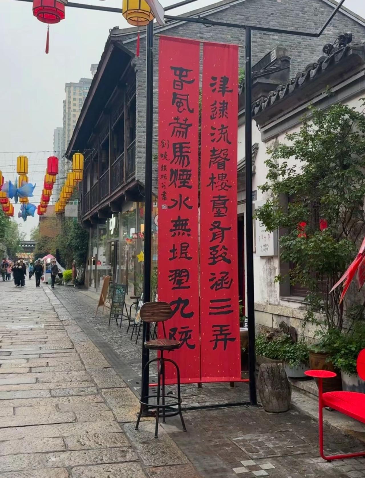 春天的南京，樱花盛开如霞，秦淮河畔，尽显江南水乡之柔美。
春天的南京，樱花如雪，