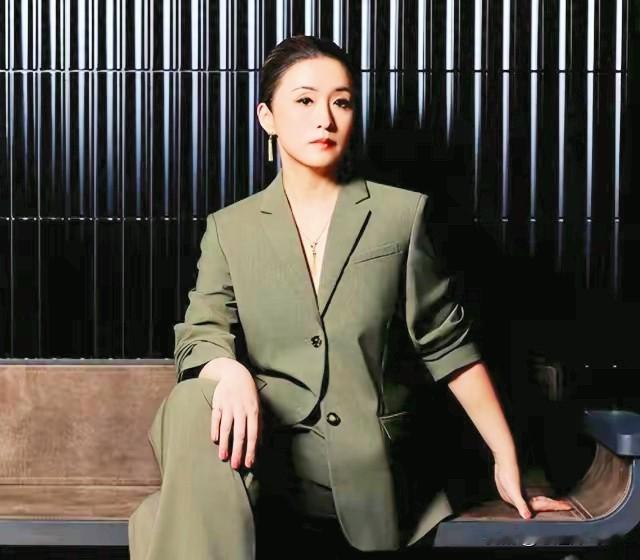 王家卫录音风波里
最惨的不是王家卫
而是秦雯，她不但坑自己，还坑老公



真是