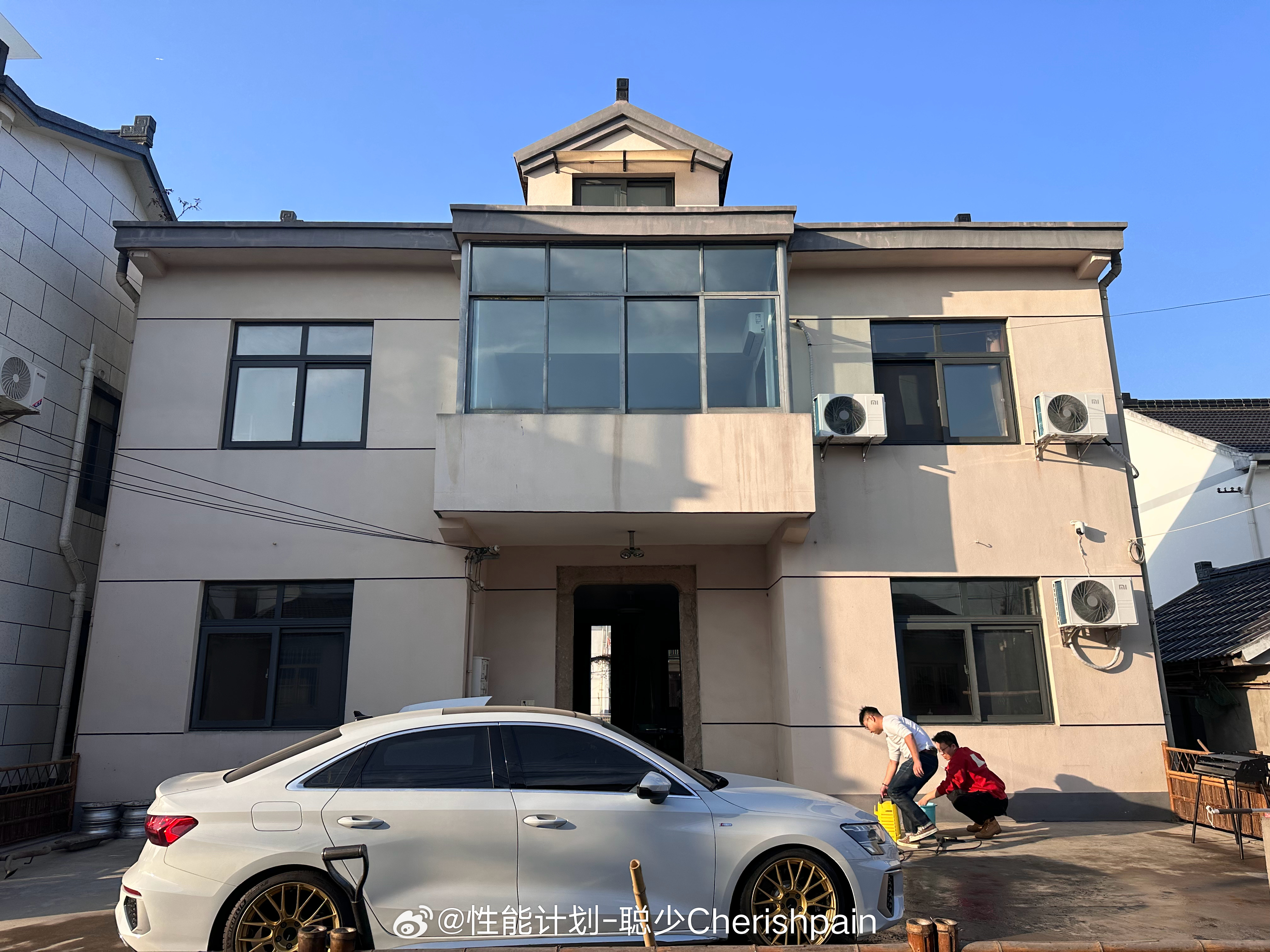 今天去兄弟在郊区租的别野帮忙，铲了一下地上的硬水泥，帮忙洗了一下车我调侃他们放着