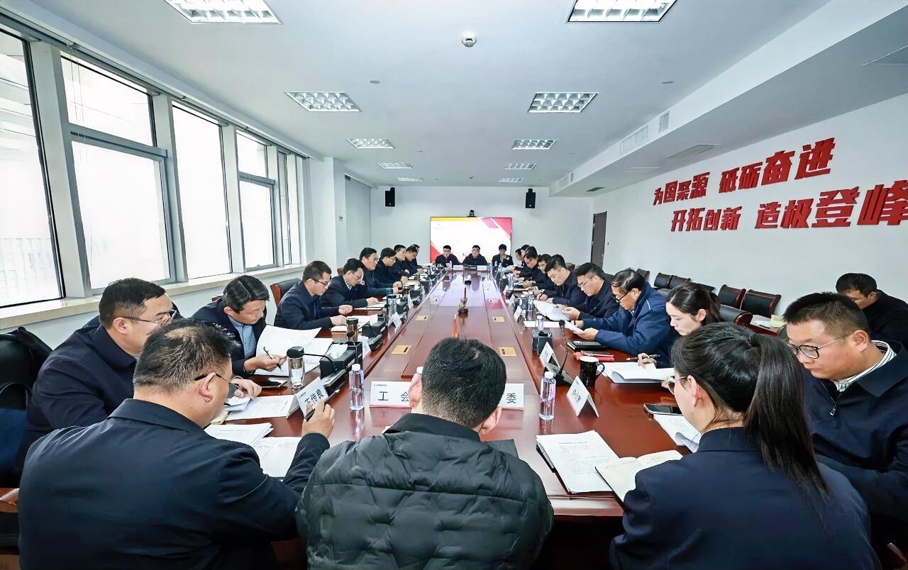 12月29日下午，徐州国源集团召开工作务虚会，全面总结回顾2025年集团在“25
