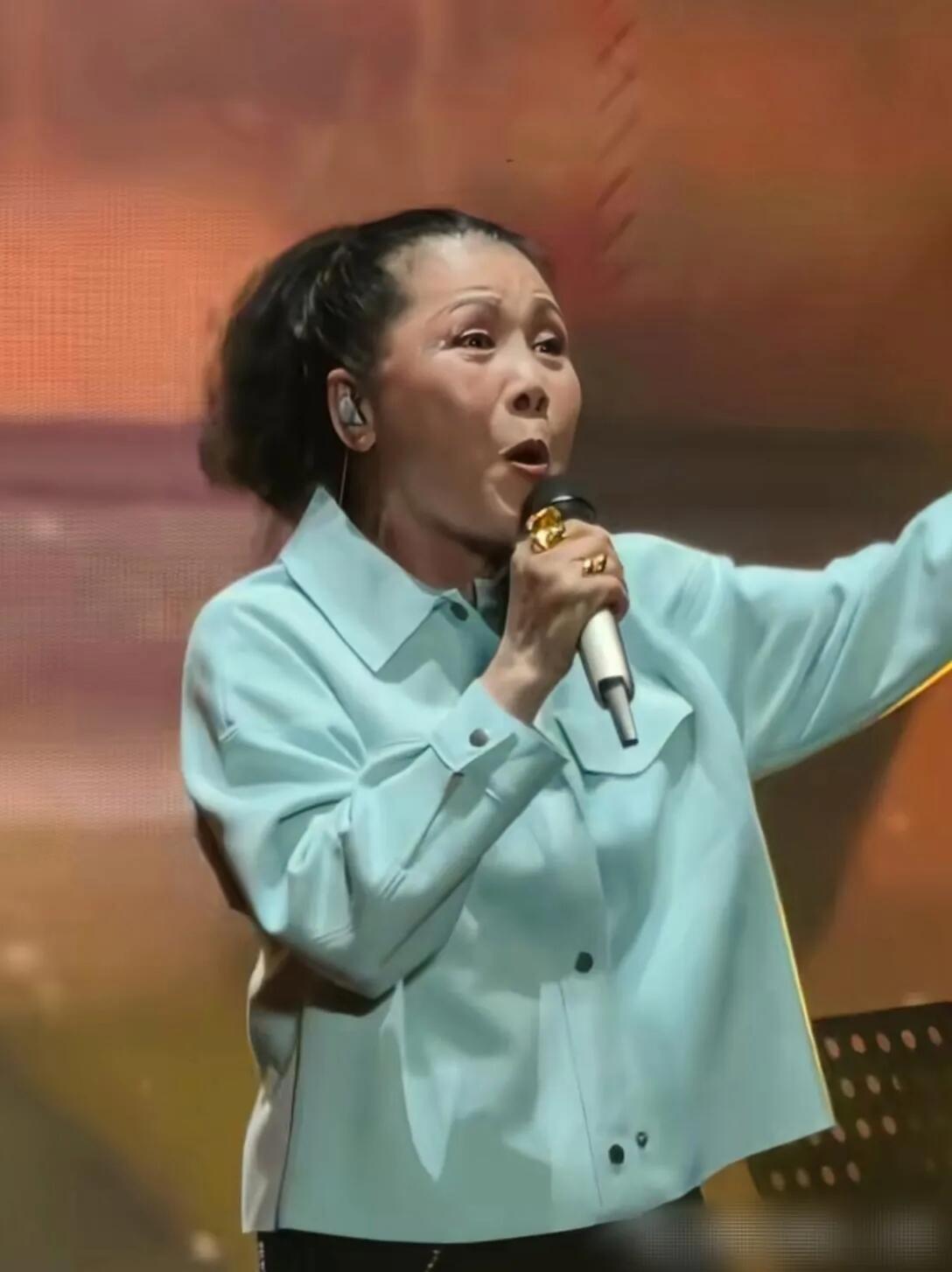 一点也不敢相信自己的眼睛啊，她可是当年红极一时的偶像，怎么现在舞台上的形象就像邻