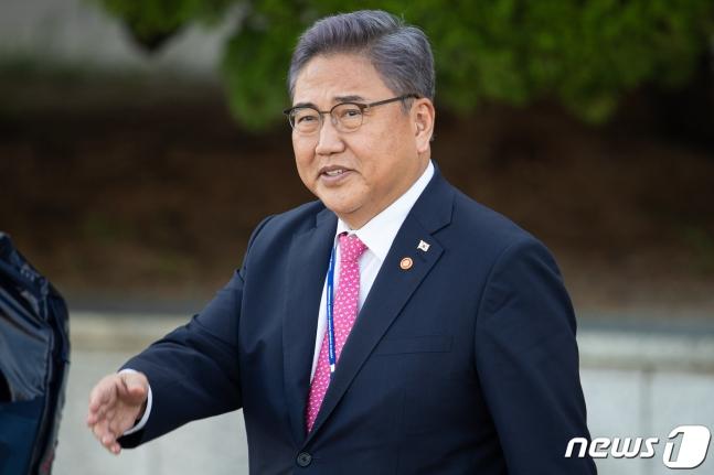 【韩国外长称美日韩三国同盟不针对中国】

韩国外交部长官朴振8月21日表示，最近