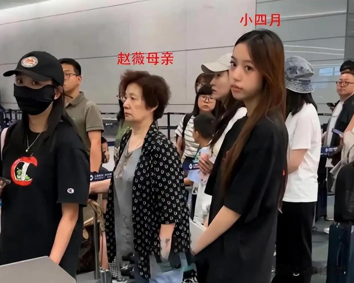 赵薇女儿小四月已经成大姑娘了，跟妈妈一报高，形象气质都非常好，而且特别有礼貌，一