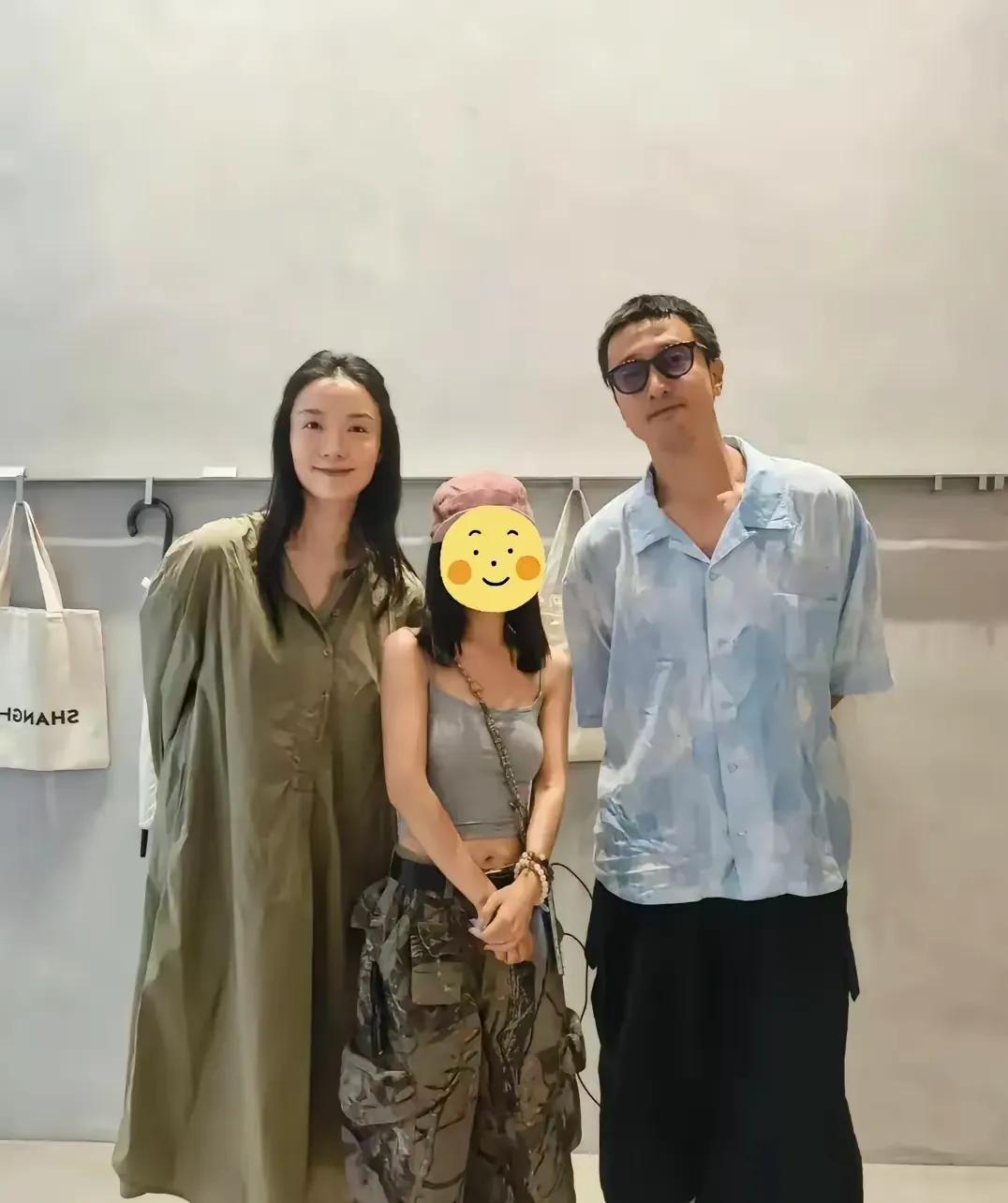 王传君和齐溪，在普通人面前简直就是“巨人”。

近日，有网友晒出了和王传君夫妇的