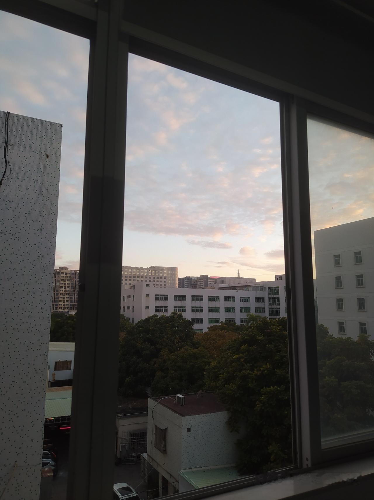 我的城市把云朵弄哭了
雨点子在玻璃窗上画小圈圈
我戳开天气预报拔呀拔
哟，你的城