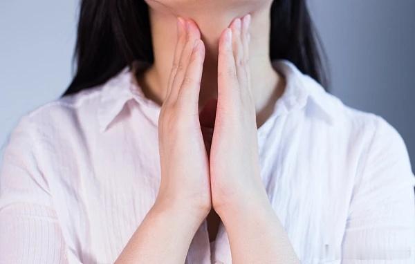 #这个问题吃什么##清一清嗓 龙重登场# 缓解嗓子疼痛的方法1.盐水漱口这个方法