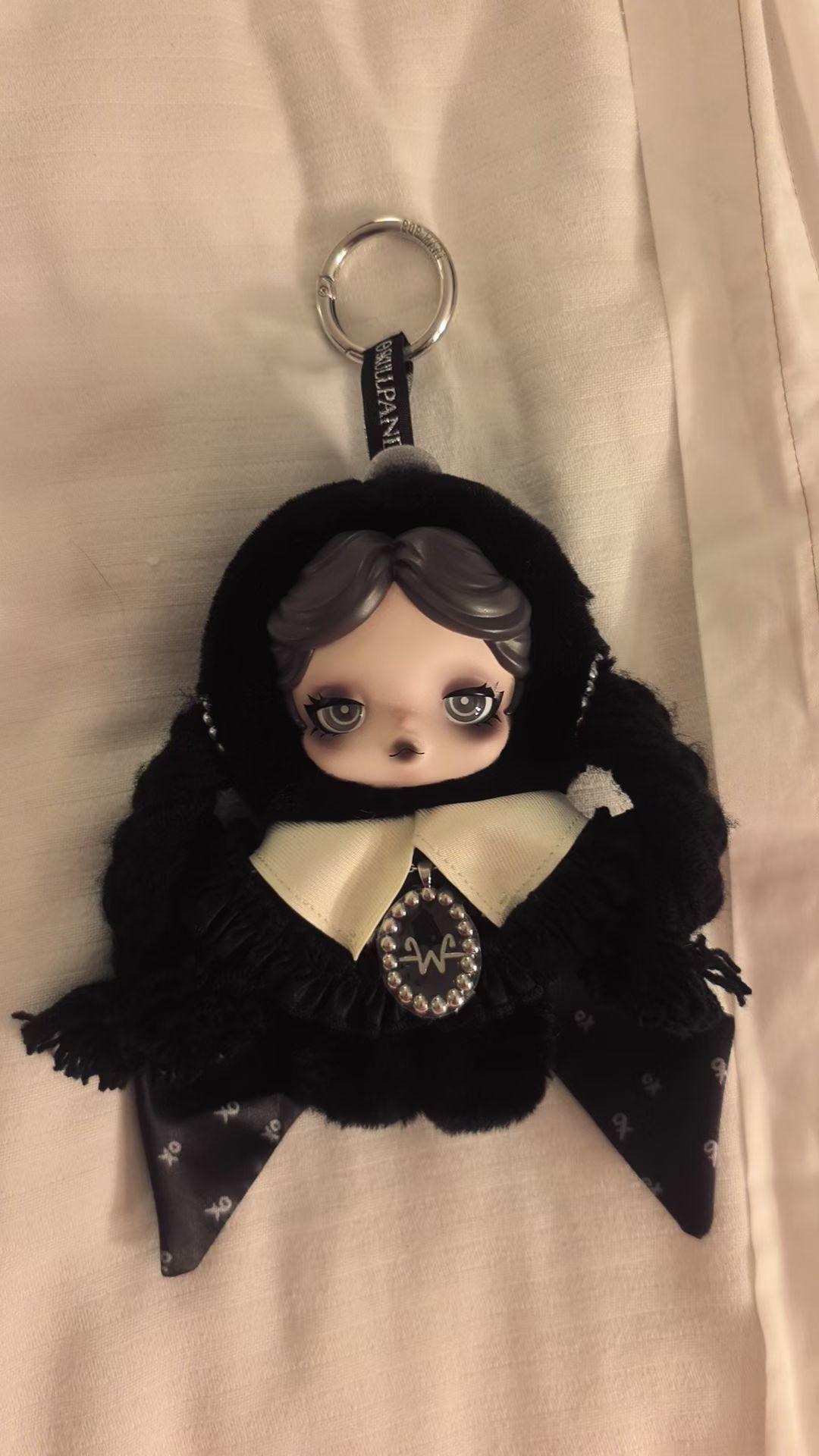 美国限定款经典小黑裙十复古吊坠（小女巫）孙女好喜欢。她觉得小女巫吊坠，制作精美挺