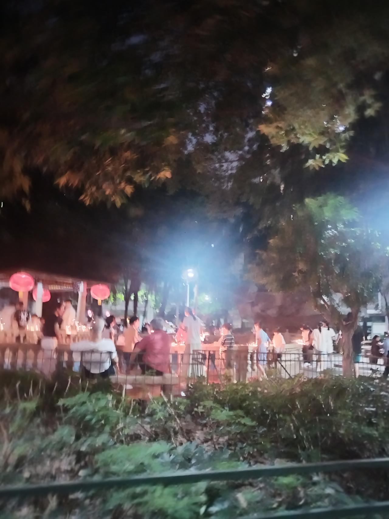 广州新楼盘，今晚中秋节，真是热闹非凡！左邻右里，小孩大人，都聚集在小区点焟烛！