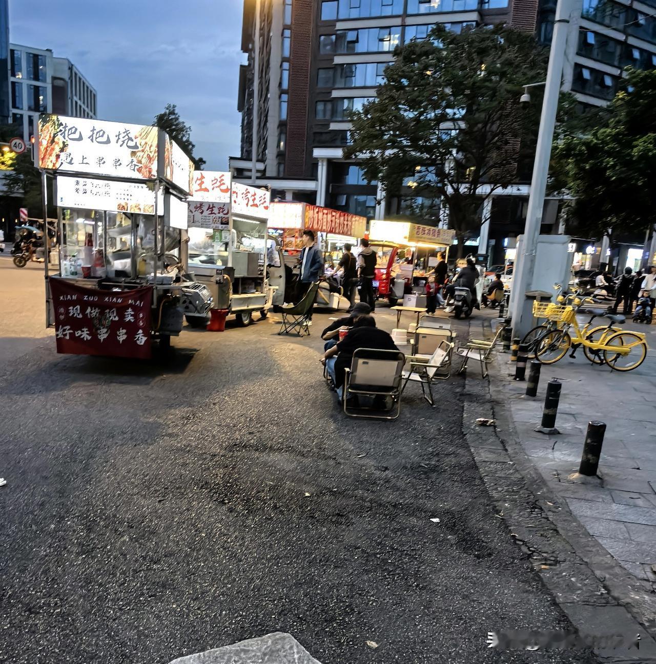 大家想赚点钱都挺不容易，但也要以安全第一呀，这都快摆到路中间去了。
这个十字红灯