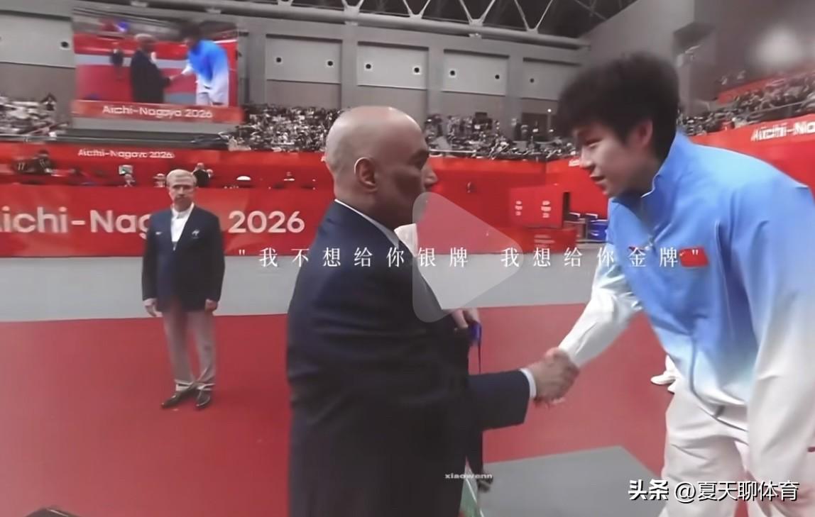 暖心一幕！昨晚上男单颁奖典礼上，给王楚钦颁奖的嘉宾，往王楚钦脖子上戴奖牌的时候，