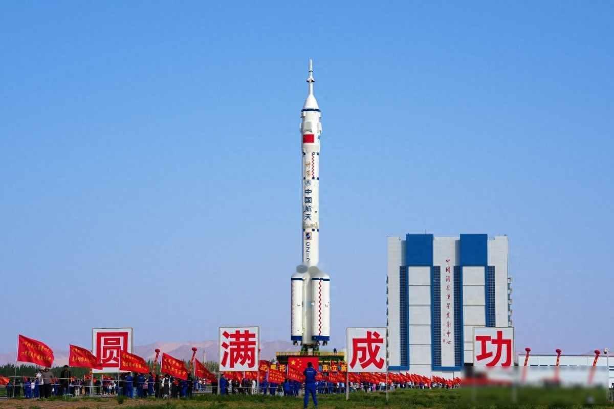 中国空间站有人长期驻守，美国登月计划卡在衣服上，中国悄悄把探月和载人合在一起干